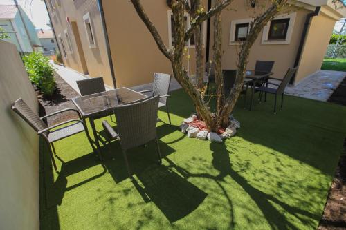 Κήπος έξω από το Luxury Apartments Taša