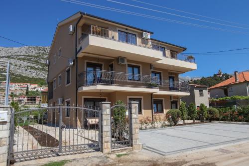 Το κτήριο όπου στεγάζεται  το διαμέρισμα