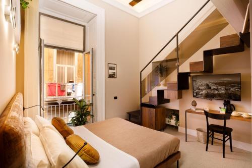 ein Schlafzimmer mit einem großen Bett und einer Treppe in der Unterkunft MelRose Napoli in Neapel