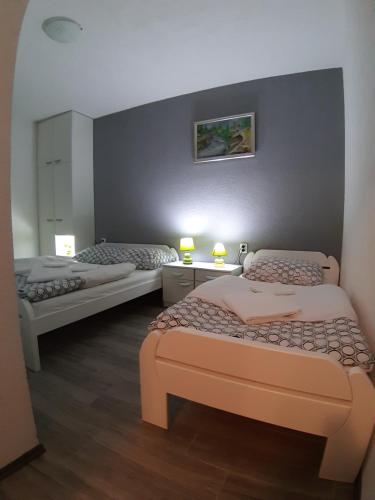 Llit o llits en una habitació de KAĆA APARTMANI 1