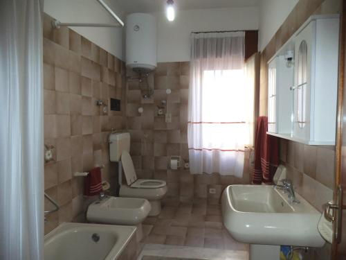 bagno con 2 lavandini, servizi igienici e vasca di Le spezie 2PD a Castellammare del Golfo