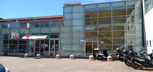 um edifício de vidro com motos estacionadas em frente em AIRPORT HOUSE MARIEl em Gênova