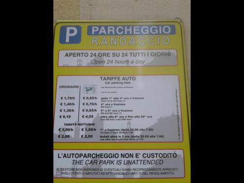una señal de estacionamiento al lado de un garaje en Ampio monolocale, en Brescia