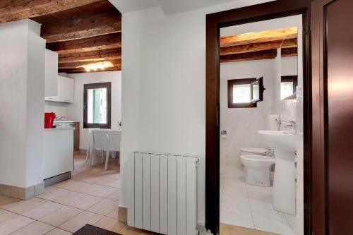 ヴェネツィアにあるCA' ARSENALEのバスルーム(洗面台、トイレ付)が備わります。