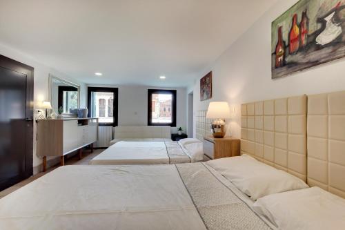 ヴェネツィアにあるCA' ARSENALEの広いベッドルーム(ベッド2台付)、キッチンが備わります。