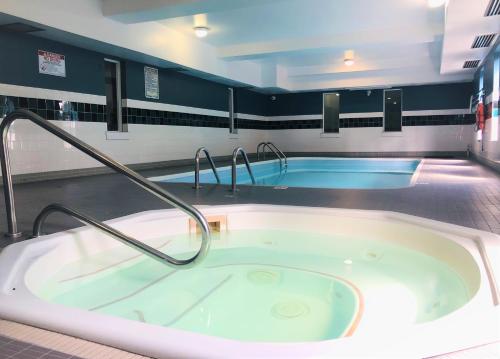 uma banheira com duas torneiras na casa de banho em Days Inn by Wyndham Kamloops BC em Kamloops