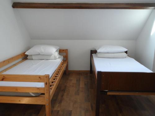 two bunk beds in a small room with wooden floors at Hoeveheikant Vakantiewoningen in Lage Mierde