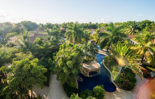 una vista aérea de un complejo con piscina en Mayan Princess Beach & Dive Resort, en West Bay