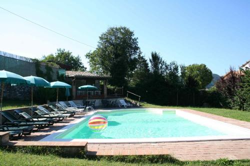una piscina con una pelota en el medio en Borgo Di Fonni, en Sellano