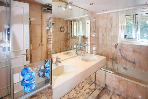 a bathroom with two sinks and a shower at Appartement Luxueux 150m2 - Cannes in Cannes