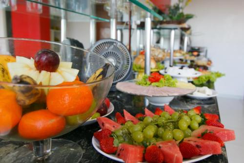 een buffet met fruit en groenten in kommen op een tafel bij 5C Hotel in Santo Antônio de Jesus