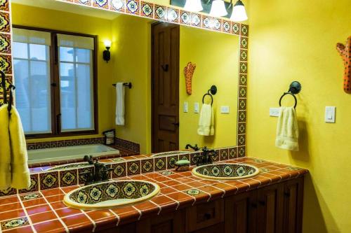baño con 2 lavabos y espejo grande en Casa Encantada, en Loreto