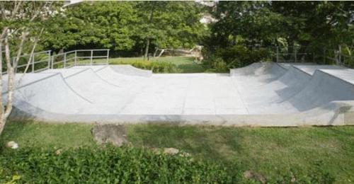 a skate park with a skateboard ramp in a yard at Vista Espetacular Porto Real suítes in Mangaratiba