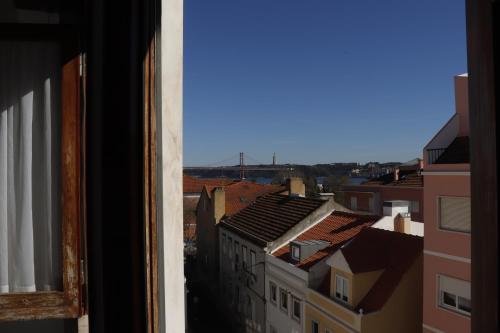 uma vista a partir de uma janela de uma cidade com edifícios em Casa dos Pasteis de Belém em Lisboa