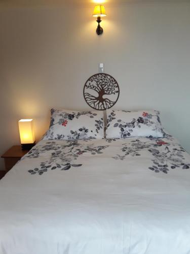 埃爾基斯科的住宿－Turquesa，一间卧室配有一张带枕头和灯的床