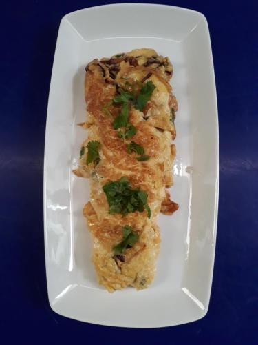 une plaque blanche avec un morceau de nourriture dans l'établissement Green Teak House, à Bangkok