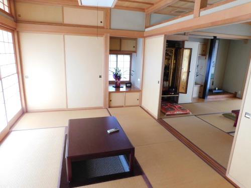 Minamiechizenにある農家民泊 兵三（ひょうさ）のリビングルーム(中央にテーブル付)