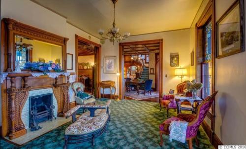 Foto da galeria de The Hancock House Bed & Breakfast Inn em Dubuque