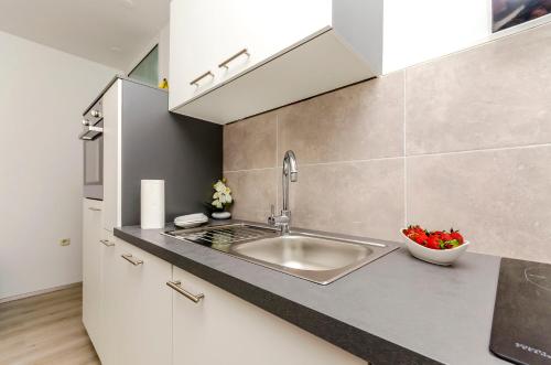 - une cuisine avec un évier et un comptoir dans l'établissement Apartment Mia, à Trogir