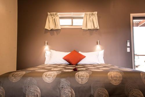 Ліжко або ліжка в номері Broken Hill Outback Resort
