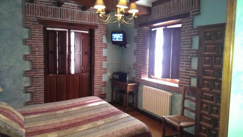 Una cama o camas en una habitación de Hotel "Posada de Cantabria EL SOLAR" -Cenas típicas y Gintonic- Bar -Terraza panorámica