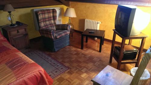 Una cama o camas en una habitación de Hotel "Posada de Cantabria EL SOLAR" -Cenas típicas y Gintonic- Bar -Terraza panorámica