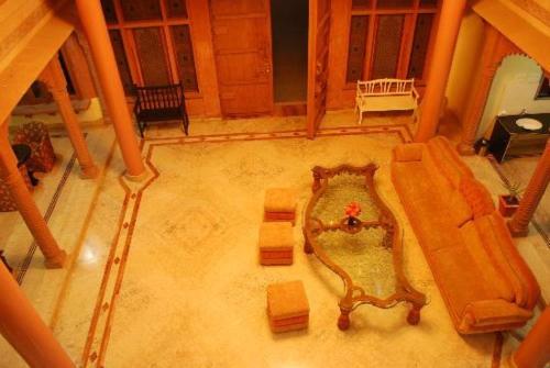 Una vista aérea de una sala de estar con un sofá. en Pratapgarh Haveli, en Bundi