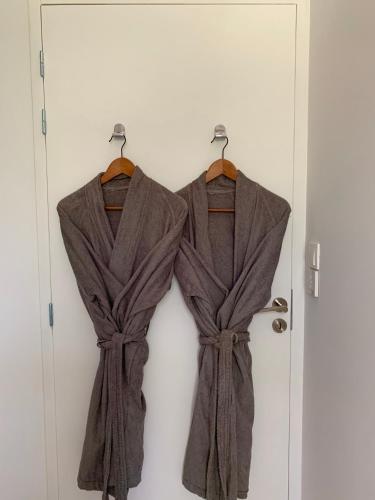 un peignoir est suspendu sur une porte dans l'établissement Lodge Casamance, à Solliès-Pont