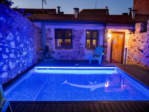 - une piscine en face d'une maison la nuit dans l'établissement Valterra y Tosal, à Torres-Torres