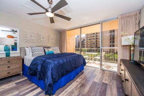 カハナにあるRoyal Kahana 318 Studio Condoのベッドルーム(ベッド1台、テレビ、バルコニー付)