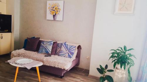 una sala de estar con un sofá y una mesa en Here comes the sun, en Batumi