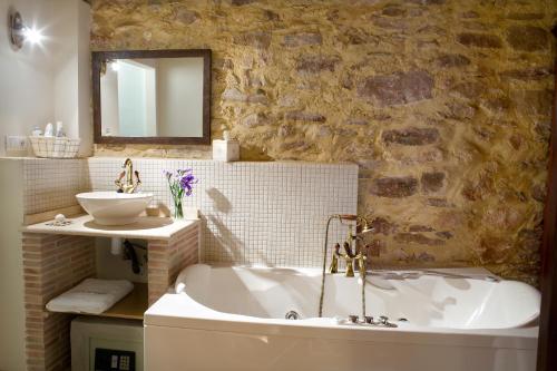 a bathroom with a bath tub and a sink at Valterra y Tosal in Torres-Torres