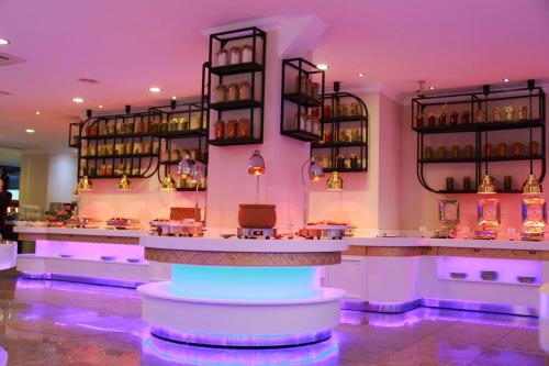 een bar in een restaurant met paarse verlichting bij Grand Pasa Hotel in Marmaris
