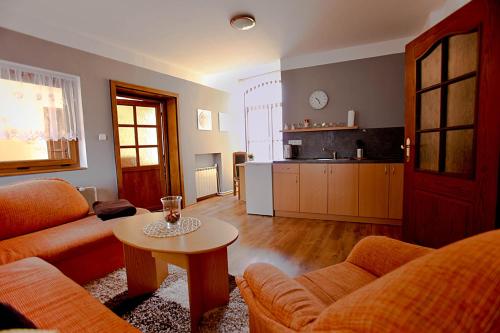 ein Wohnzimmer mit einem Sofa und einem Tisch in der Unterkunft Hotel Paradies in Teplice
