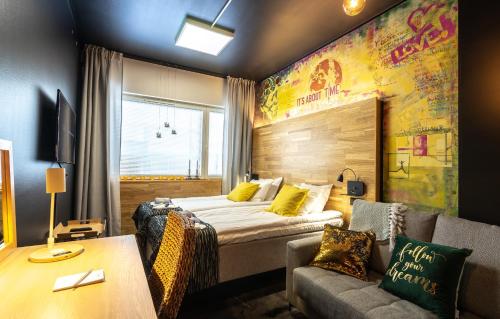 een hotelkamer met een bed en een bank bij Time Hostel Jyväskylä, Boutique in Jyväskylä