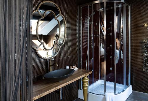 a bathroom with a sink and a glass shower at A Esmorga-Posada del Mar in Vilagarcia de Arousa