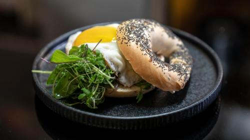 Comida en o cerca de este hotel