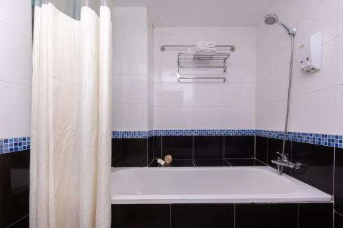 Ένα μπάνιο στο Gusto Pratunam Hotel