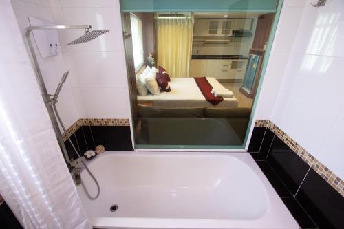 Ένα μπάνιο στο Gusto Pratunam Hotel