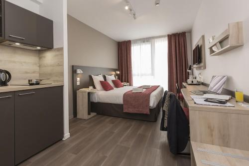 Tempat tidur dalam kamar di Odalys City Le Mans Centre Congrès