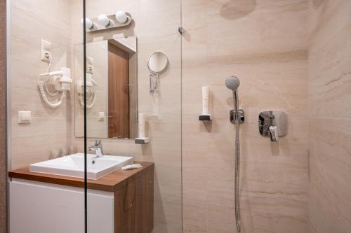 een badkamer met een douche en een wastafel bij DorEsz Wellness Panzió in Újhartyán