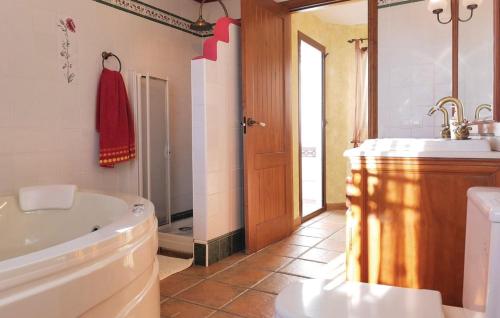 y baño con bañera, aseo y lavamanos. en El Algarrobo by CasaTuristica en Algatocín