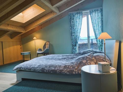 - une chambre avec un lit et une fenêtre dans l'établissement Ferienapartment Landhaus 4U Meiringen, à Meiringen