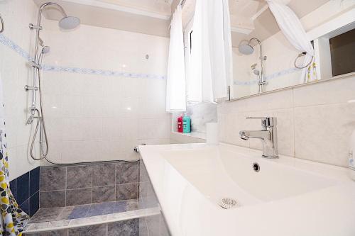 科孚城的住宿－Elpida's House，白色的浴室设有水槽和淋浴。