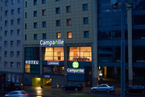 una señal de hotel frente a un edificio en Campanile Hotel Szczecin en Szczecin