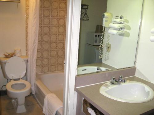 Ett badrum på Colonial Inn