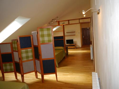 a room with a bunk bed and a mirror at Villa Russell Hotel&Apartments in Torla