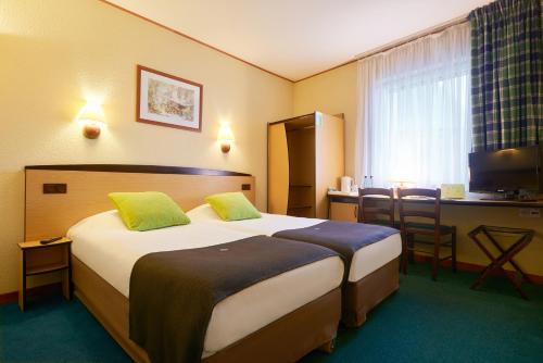Postel nebo postele na pokoji v ubytování Campanile Hotel Szczecin