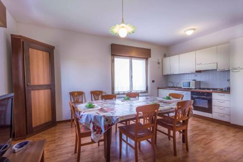 a kitchen and dining room with a table and chairs at Agriturismo Tenuta Regina - Glamping luxury lodges and apartments in Palazzolo dello Stella