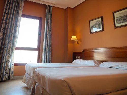 A bed or beds in a room at Hotel Humanes